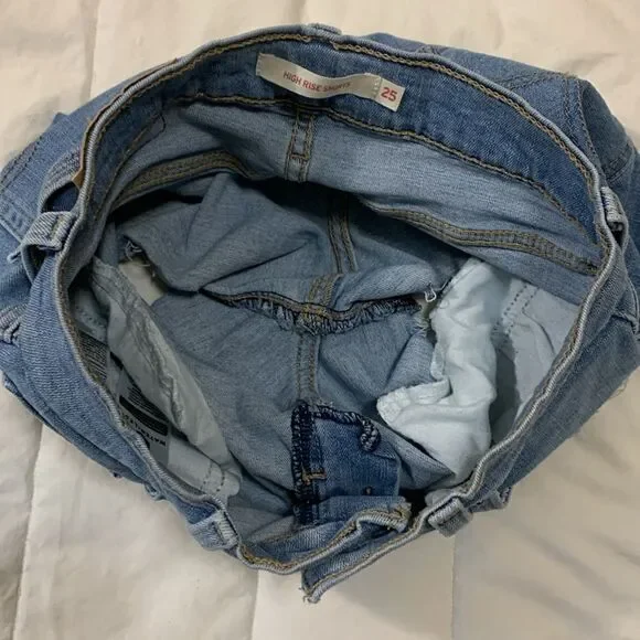LEVIS, short shorts, size 25 waist, great condition, - Picture 5 of 10
